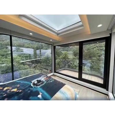 Casa de contêineres luxuosa com uma vista ampla e estética moderna na área turística